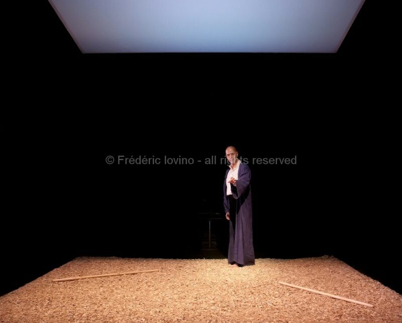 LE TIGRE BLEU DE L'EUPHRATE (Laurent Gaudé . Thierry Roisin) - Les 18 et 19 décembre 2013 à la Comédie de Béthune- Texte: Laurent Gaudé - Mise en scène: Thierry Roisin - Avec: Frédéric Leidgens - Scénographie et costumes: Olga Karpinsky - Création lumière: Christian Dubet - photographie © Frédéric Iovino