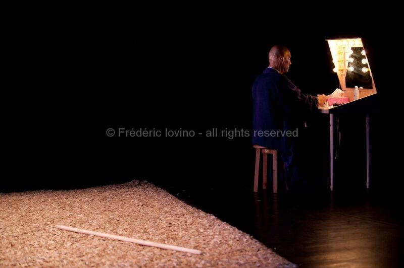 LE TIGRE BLEU DE L'EUPHRATE (Laurent Gaudé . Thierry Roisin) - Les 18 et 19 décembre 2013 à la Comédie de Béthune- Texte: Laurent Gaudé - Mise en scène: Thierry Roisin - Avec: Frédéric Leidgens - Scénographie et costumes: Olga Karpinsky - Création lumière: Christian Dubet - photographie © Frédéric Iovino