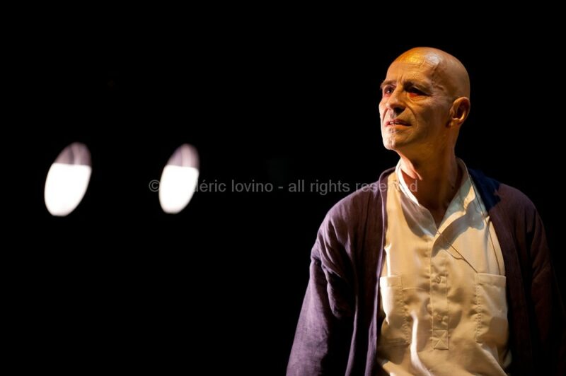 LE TIGRE BLEU DE L'EUPHRATE (Laurent Gaudé . Thierry Roisin) - Les 18 et 19 décembre 2013 à la Comédie de Béthune- Texte: Laurent Gaudé - Mise en scène: Thierry Roisin - Avec: Frédéric Leidgens - Scénographie et costumes: Olga Karpinsky - Création lumière: Christian Dubet - photographie © Frédéric Iovino