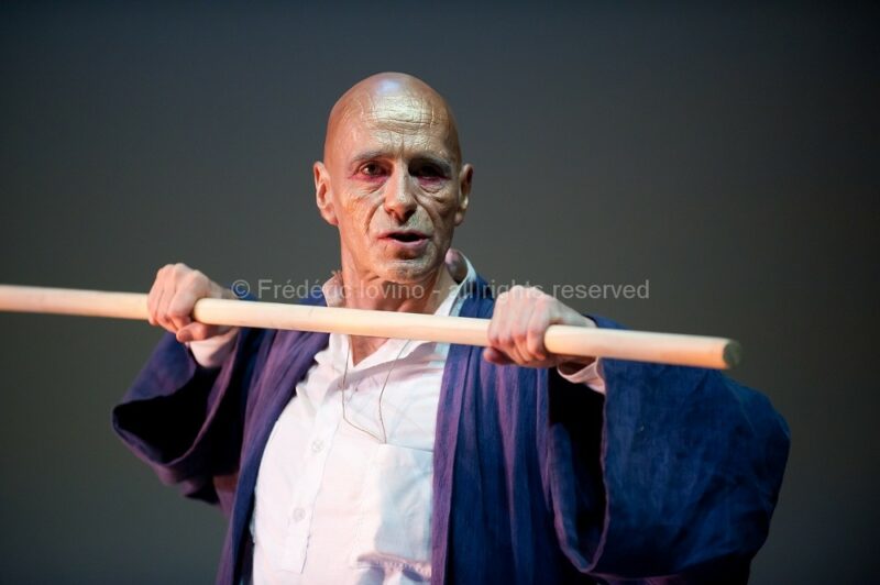 LE TIGRE BLEU DE L'EUPHRATE (Laurent Gaudé . Thierry Roisin) - Les 18 et 19 décembre 2013 à la Comédie de Béthune- Texte: Laurent Gaudé - Mise en scène: Thierry Roisin - Avec: Frédéric Leidgens - Scénographie et costumes: Olga Karpinsky - Création lumière: Christian Dubet - photographie © Frédéric Iovino