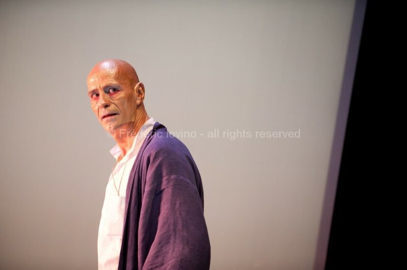 LE TIGRE BLEU DE L'EUPHRATE (Laurent Gaudé . Thierry Roisin) - Les 18 et 19 décembre 2013 à la Comédie de Béthune- Texte: Laurent Gaudé - Mise en scène: Thierry Roisin - Avec: Frédéric Leidgens - Scénographie et costumes: Olga Karpinsky - Création lumière: Christian Dubet - photographie © Frédéric Iovino