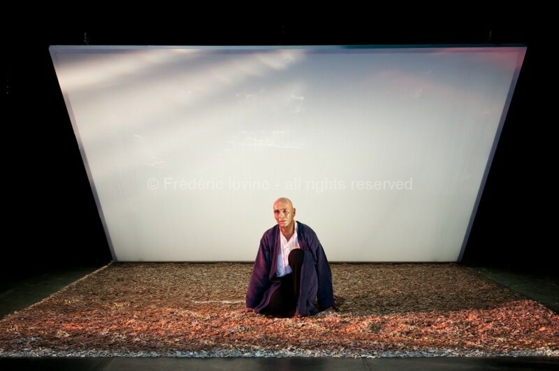 LE TIGRE BLEU DE L'EUPHRATE (Laurent Gaudé . Thierry Roisin) - Les 18 et 19 décembre 2013 à la Comédie de Béthune- Texte: Laurent Gaudé - Mise en scène: Thierry Roisin - Avec: Frédéric Leidgens - Scénographie et costumes: Olga Karpinsky - Création lumière: Christian Dubet - photographie © Frédéric Iovino