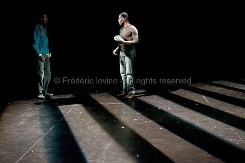 AIR EUROPA (Pierre-Jean Naud , 2013) - du 20 au 23 novembre 2013 au Théâtre de la Verrière à Lille - Mise en scène et scénographie : Pierre-Jean Naud - Avec Tito Eluki, Assane Timbo --- Photographie © Frédéric Iovino