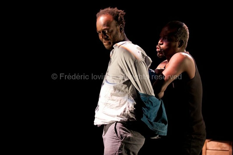 AIR EUROPA (Pierre-Jean Naud , 2013) - du 20 au 23 novembre 2013 au Théâtre de la Verrière à Lille - Mise en scène et scénographie : Pierre-Jean Naud - Avec Jean-Erns Marie-Louise et Assane Timbo.(photographie: Frederic Iovino)