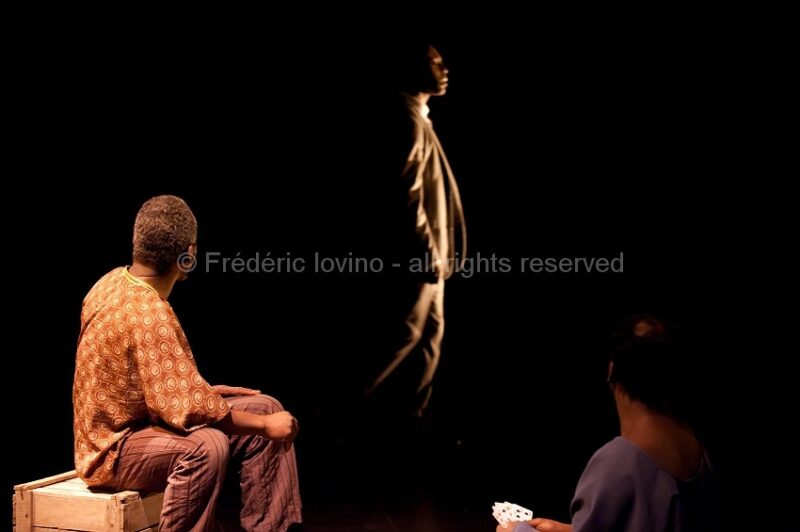 AIR EUROPA (Pierre-Jean Naud , 2013) - du 20 au 23 novembre 2013 au Théâtre de la Verrière à Lille - Mise en scène et scénographie : Pierre-Jean Naud - Avec Tito Eluki, Jean-Erns Marie-Louise et Assane Timbo --- Photographie © Frédéric Iovino