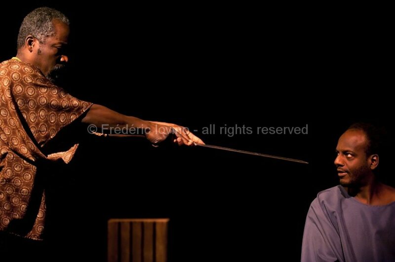 AIR EUROPA (Pierre-Jean Naud , 2013) - du 20 au 23 novembre 2013 au Théâtre de la Verrière à Lille - Mise en scène et scénographie : Pierre-Jean Naud - Avec Jean-Erns Marie-Louise et Assane Timbo --- Photographie © Frédéric Iovino