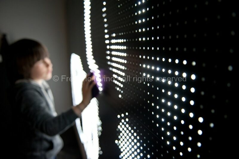 Installation interactive WATER LIGHT GRAFFITI de Antonin Fourneau - Maison folie hospice d’Havré à Tourcoing en mars 2014 --- Photographie © Frédéric Iovino