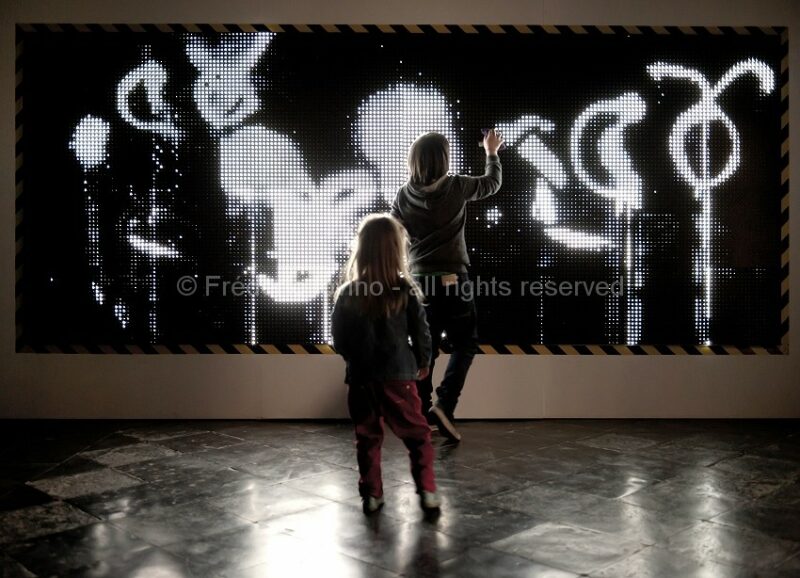 Installation interactive WATER LIGHT GRAFFITI de Antonin Fourneau - Maison folie hospice d’Havré à Tourcoing en mars 2014 --- Photographie © Frédéric Iovino