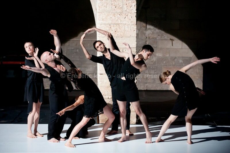 LIED BALLET - Chorégraphie: Thomas Lebrun - Du 06 au 13 juillet 2014 au Cloître des Carmes, Avignon - Avec: Benjamin Alunni (ténor), Thomas Besnard (piano), Maxime Camo, Anthony Cazaux, Raphaël Cottin, Anne-Emmanuelle Deroo, Tatiana Julien, Anne-Sophie Lancelin, Matthieu Patarozzi, Léa Scher - Photographie © Frédéric Iovino