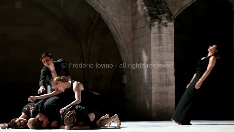 LIED BALLET - Chorégraphie: Thomas Lebrun - Du 06 au 13 juillet 2014 au Cloître des Carmes, Avignon - Avec: Benjamin Alunni (ténor), Thomas Besnard (piano), Maxime Camo, Anthony Cazaux, Raphaël Cottin, Anne-Emmanuelle Deroo, Tatiana Julien, Anne-Sophie Lancelin, Matthieu Patarozzi, Léa Scher - Photographie © Frédéric Iovino