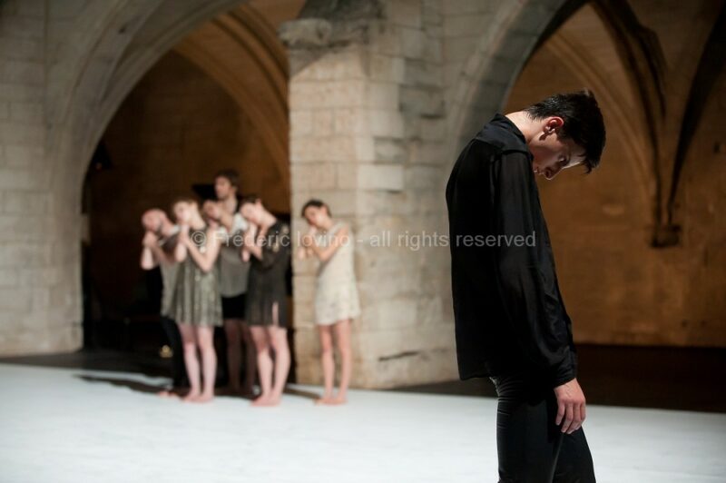 LIED BALLET - Chorégraphie: Thomas Lebrun - Du 06 au 13 juillet 2014 au Cloître des Carmes, Avignon - Avec: Benjamin Alunni (ténor), Thomas Besnard (piano), Maxime Camo, Anthony Cazaux, Raphaël Cottin, Anne-Emmanuelle Deroo, Tatiana Julien, Anne-Sophie Lancelin, Matthieu Patarozzi, Léa Scher - Photographie © Frédéric Iovino