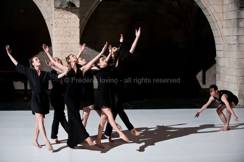 LIED BALLET - Chorégraphie: Thomas Lebrun - Du 06 au 13 juillet 2014 au Cloître des Carmes, Avignon - Avec: Benjamin Alunni (ténor), Thomas Besnard (piano), Maxime Camo, Anthony Cazaux, Raphaël Cottin, Anne-Emmanuelle Deroo, Tatiana Julien, Anne-Sophie Lancelin, Matthieu Patarozzi, Léa Scher - Photographie © Frédéric Iovino