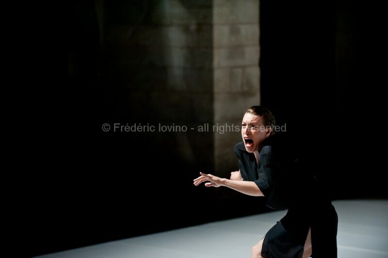 LIED BALLET - Chorégraphie: Thomas Lebrun - Du 06 au 13 juillet 2014 au Cloître des Carmes, Avignon - Avec: Benjamin Alunni (ténor), Thomas Besnard (piano), Maxime Camo, Anthony Cazaux, Raphaël Cottin, Anne-Emmanuelle Deroo, Tatiana Julien, Anne-Sophie Lancelin, Matthieu Patarozzi, Léa Scher - Photographie © Frédéric Iovino