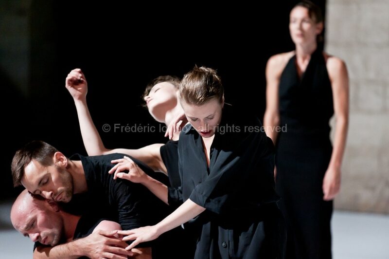 LIED BALLET - Chorégraphie: Thomas Lebrun - Du 06 au 13 juillet 2014 au Cloître des Carmes, Avignon - Avec: Benjamin Alunni (ténor), Thomas Besnard (piano), Maxime Camo, Anthony Cazaux, Raphaël Cottin, Anne-Emmanuelle Deroo, Tatiana Julien, Anne-Sophie Lancelin, Matthieu Patarozzi, Léa Scher - Photographie © Frédéric Iovino