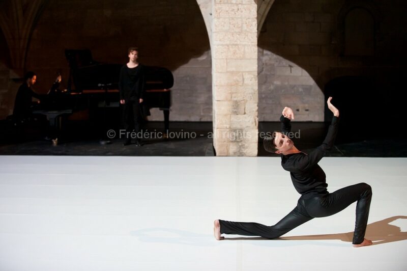 LIED BALLET - Chorégraphie: Thomas Lebrun - Du 06 au 13 juillet 2014 au Cloître des Carmes, Avignon - Avec: Benjamin Alunni (ténor), Thomas Besnard (piano), Maxime Camo, Anthony Cazaux, Raphaël Cottin, Anne-Emmanuelle Deroo, Tatiana Julien, Anne-Sophie Lancelin, Matthieu Patarozzi, Léa Scher - Photographie © Frédéric Iovino