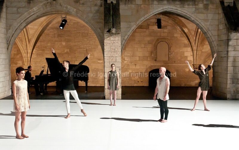 LIED BALLET - Chorégraphie: Thomas Lebrun - Du 06 au 13 juillet 2014 au Cloître des Carmes, Avignon - Avec: Benjamin Alunni (ténor), Thomas Besnard (piano), Maxime Camo, Anthony Cazaux, Raphaël Cottin, Anne-Emmanuelle Deroo, Tatiana Julien, Anne-Sophie Lancelin, Matthieu Patarozzi, Léa Scher - Photographie © Frédéric Iovino