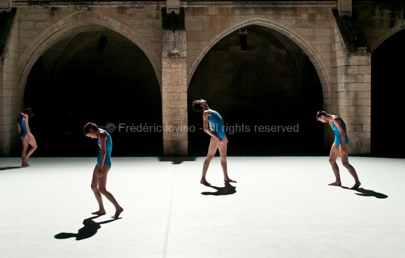 LIED BALLET - Chorégraphie: Thomas Lebrun - Du 06 au 13 juillet 2014 au Cloître des Carmes, Avignon - Avec: Benjamin Alunni (ténor), Thomas Besnard (piano), Maxime Camo, Anthony Cazaux, Raphaël Cottin, Anne-Emmanuelle Deroo, Tatiana Julien, Anne-Sophie Lancelin, Matthieu Patarozzi, Léa Scher - Photographie © Frédéric Iovino