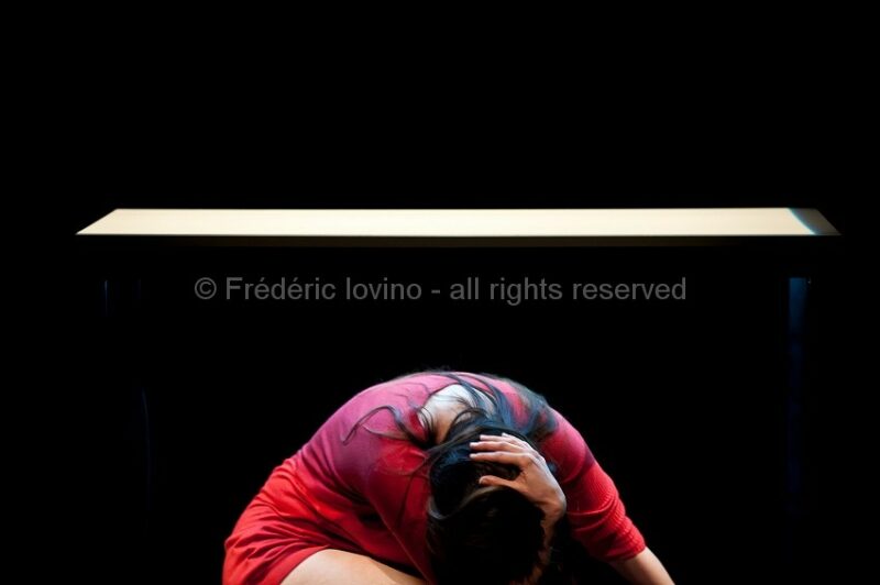 L'INSTABLE - décembre 2014 à l'Espace Pier Paolo Pasolini Valenciennes - performance : Nathalie Le Corre - son: Philippe Asselin - lumière: Sophie Lepoutre --- Photographie © Frédéric Iovino