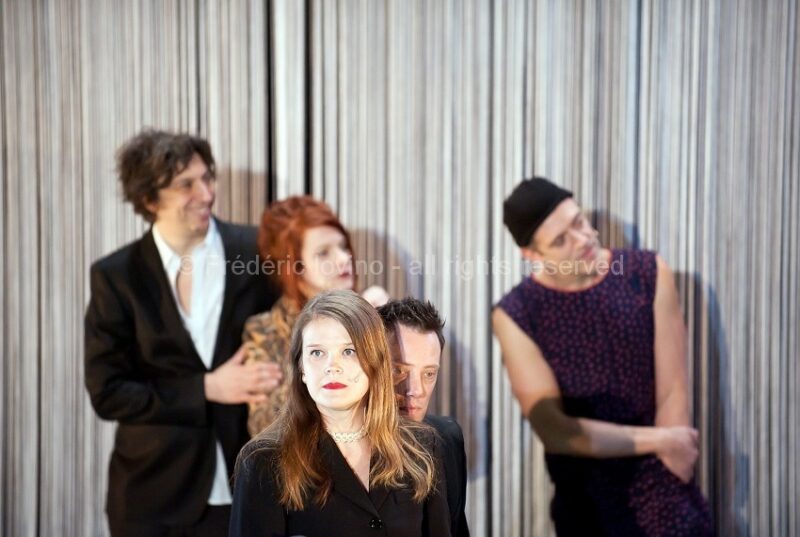 SI TU VEUX PLEURER, PRENDS MES YEUX (2015), Mise en scène : Antoine Lemaire / Cie THEC - Avec Murielle Colvez, Jonathan Devred,Kate France, Antoine Lemaire, Anne Lepla,Damien Olivier, Gilles Ostrowsky, Boris Prager, Charlotte Talpaert, Cyril Viallon, Guick Yansen - Vidéo Franck Renaud --- Photographie © Frédéric Iovino