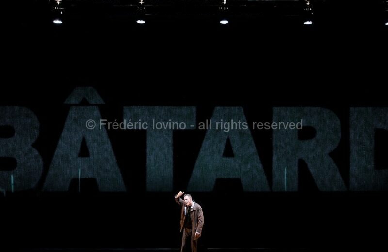 SI TU VEUX PLEURER, PRENDS MES YEUX (2015), Mise en scène : Antoine Lemaire / Cie THEC - Avec Murielle Colvez, Jonathan Devred,Kate France, Antoine Lemaire, Anne Lepla,Damien Olivier, Gilles Ostrowsky, Boris Prager, Charlotte Talpaert, Cyril Viallon, Guick Yansen - Vidéo Franck Renaud --- Photographie © Frédéric Iovino