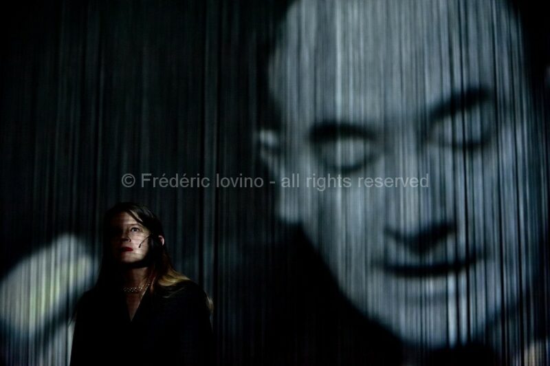 SI TU VEUX PLEURER, PRENDS MES YEUX (2015), Mise en scène : Antoine Lemaire / Cie THEC - Avec Murielle Colvez, Jonathan Devred,Kate France, Antoine Lemaire, Anne Lepla,Damien Olivier, Gilles Ostrowsky, Boris Prager, Charlotte Talpaert, Cyril Viallon, Guick Yansen - Vidéo Franck Renaud --- Photographie © Frédéric Iovino