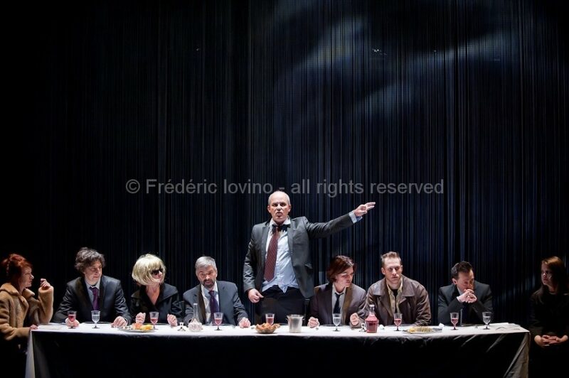 SI TU VEUX PLEURER, PRENDS MES YEUX (2015), Mise en scène : Antoine Lemaire / Cie THEC - Avec Murielle Colvez, Jonathan Devred,Kate France, Antoine Lemaire, Anne Lepla,Damien Olivier, Gilles Ostrowsky, Boris Prager, Charlotte Talpaert, Cyril Viallon, Guick Yansen - Vidéo Franck Renaud --- Photographie © Frédéric Iovino