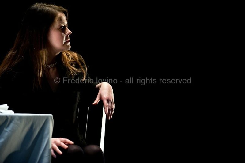 SI TU VEUX PLEURER, PRENDS MES YEUX (2015), Mise en scène : Antoine Lemaire / Cie THEC - Avec Murielle Colvez, Jonathan Devred,Kate France, Antoine Lemaire, Anne Lepla,Damien Olivier, Gilles Ostrowsky, Boris Prager, Charlotte Talpaert, Cyril Viallon, Guick Yansen - Vidéo Franck Renaud --- Photographie © Frédéric Iovino