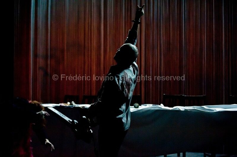 SI TU VEUX PLEURER, PRENDS MES YEUX (2015), Mise en scène : Antoine Lemaire / Cie THEC - Avec Murielle Colvez, Jonathan Devred,Kate France, Antoine Lemaire, Anne Lepla,Damien Olivier, Gilles Ostrowsky, Boris Prager, Charlotte Talpaert, Cyril Viallon, Guick Yansen - Vidéo Franck Renaud --- Photographie © Frédéric Iovino