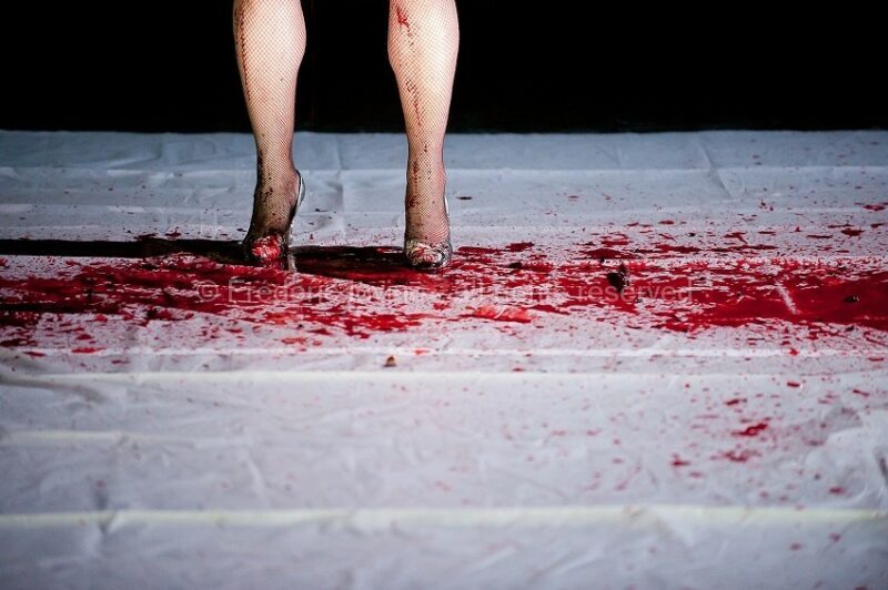 SI TU VEUX PLEURER, PRENDS MES YEUX (2015), Mise en scène : Antoine Lemaire / Cie THEC - Avec Murielle Colvez, Jonathan Devred,Kate France, Antoine Lemaire, Anne Lepla,Damien Olivier, Gilles Ostrowsky, Boris Prager, Charlotte Talpaert, Cyril Viallon, Guick Yansen - Vidéo Franck Renaud --- Photographie © Frédéric Iovino