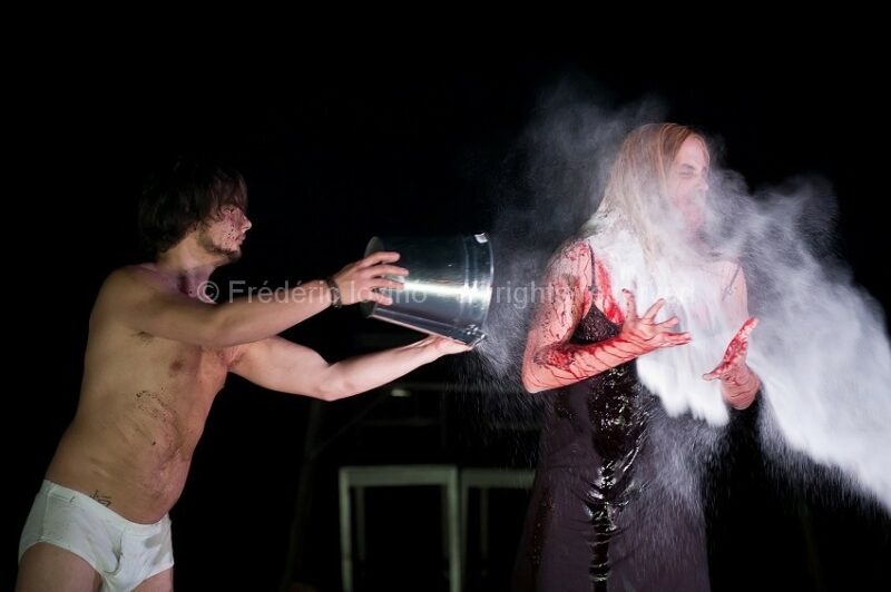 SI TU VEUX PLEURER, PRENDS MES YEUX (2015), Mise en scène : Antoine Lemaire / Cie THEC - Avec Murielle Colvez, Jonathan Devred,Kate France, Antoine Lemaire, Anne Lepla,Damien Olivier, Gilles Ostrowsky, Boris Prager, Charlotte Talpaert, Cyril Viallon, Guick Yansen - Vidéo Franck Renaud --- Photographie © Frédéric Iovino