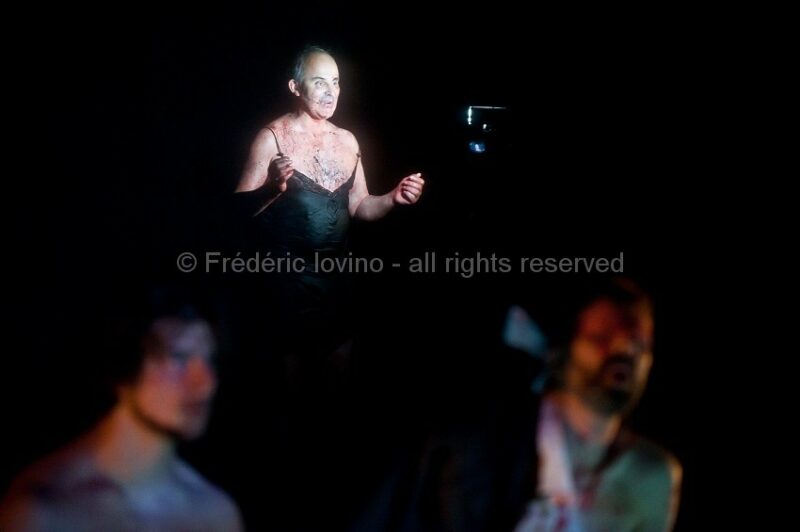 SI TU VEUX PLEURER, PRENDS MES YEUX (2015), Mise en scène : Antoine Lemaire / Cie THEC - Avec Murielle Colvez, Jonathan Devred,Kate France, Antoine Lemaire, Anne Lepla,Damien Olivier, Gilles Ostrowsky, Boris Prager, Charlotte Talpaert, Cyril Viallon, Guick Yansen - Vidéo Franck Renaud --- Photographie © Frédéric Iovino