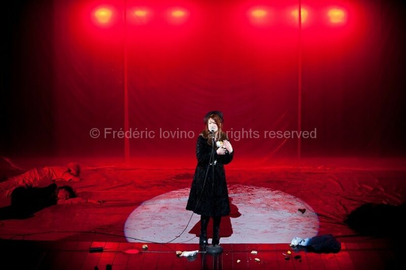 SI TU VEUX PLEURER, PRENDS MES YEUX (2015), Mise en scène : Antoine Lemaire / Cie THEC - Avec Murielle Colvez, Jonathan Devred,Kate France, Antoine Lemaire, Anne Lepla,Damien Olivier, Gilles Ostrowsky, Boris Prager, Charlotte Talpaert, Cyril Viallon, Guick Yansen - Vidéo Franck Renaud --- Photographie © Frédéric Iovino