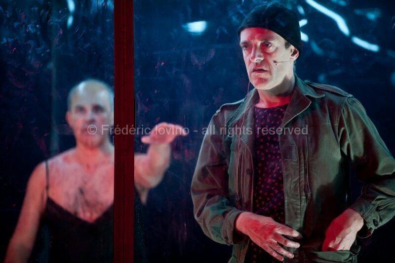 SI TU VEUX PLEURER, PRENDS MES YEUX (2015), Mise en scène : Antoine Lemaire / Cie THEC - Avec Murielle Colvez, Jonathan Devred,Kate France, Antoine Lemaire, Anne Lepla,Damien Olivier, Gilles Ostrowsky, Boris Prager, Charlotte Talpaert, Cyril Viallon, Guick Yansen - Vidéo Franck Renaud --- Photographie © Frédéric Iovino