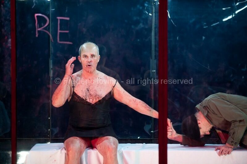 SI TU VEUX PLEURER, PRENDS MES YEUX (2015), Mise en scène : Antoine Lemaire / Cie THEC - Avec Murielle Colvez, Jonathan Devred,Kate France, Antoine Lemaire, Anne Lepla,Damien Olivier, Gilles Ostrowsky, Boris Prager, Charlotte Talpaert, Cyril Viallon, Guick Yansen - Vidéo Franck Renaud --- Photographie © Frédéric Iovino