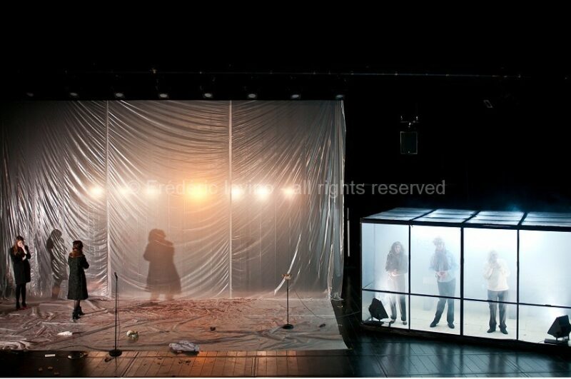 SI TU VEUX PLEURER, PRENDS MES YEUX (2015), Mise en scène : Antoine Lemaire / Cie THEC - Avec Murielle Colvez, Jonathan Devred,Kate France, Antoine Lemaire, Anne Lepla,Damien Olivier, Gilles Ostrowsky, Boris Prager, Charlotte Talpaert, Cyril Viallon, Guick Yansen - Vidéo Franck Renaud --- Photographie © Frédéric Iovino