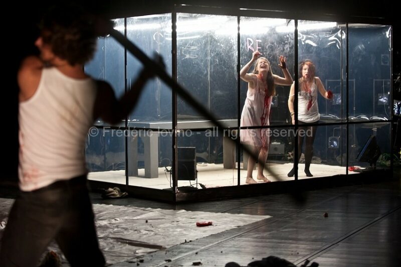 SI TU VEUX PLEURER, PRENDS MES YEUX (2015), Mise en scène : Antoine Lemaire / Cie THEC - Avec Murielle Colvez, Jonathan Devred,Kate France, Antoine Lemaire, Anne Lepla,Damien Olivier, Gilles Ostrowsky, Boris Prager, Charlotte Talpaert, Cyril Viallon, Guick Yansen - Vidéo Franck Renaud --- Photographie © Frédéric Iovino