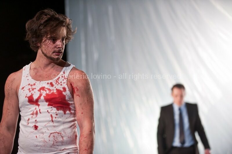 SI TU VEUX PLEURER, PRENDS MES YEUX (2015), Mise en scène : Antoine Lemaire / Cie THEC - Avec Murielle Colvez, Jonathan Devred,Kate France, Antoine Lemaire, Anne Lepla,Damien Olivier, Gilles Ostrowsky, Boris Prager, Charlotte Talpaert, Cyril Viallon, Guick Yansen - Vidéo Franck Renaud --- Photographie © Frédéric Iovino