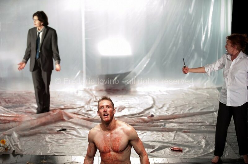 SI TU VEUX PLEURER, PRENDS MES YEUX (2015), Mise en scène : Antoine Lemaire / Cie THEC - Avec Murielle Colvez, Jonathan Devred,Kate France, Antoine Lemaire, Anne Lepla,Damien Olivier, Gilles Ostrowsky, Boris Prager, Charlotte Talpaert, Cyril Viallon, Guick Yansen - Vidéo Franck Renaud --- Photographie © Frédéric Iovino