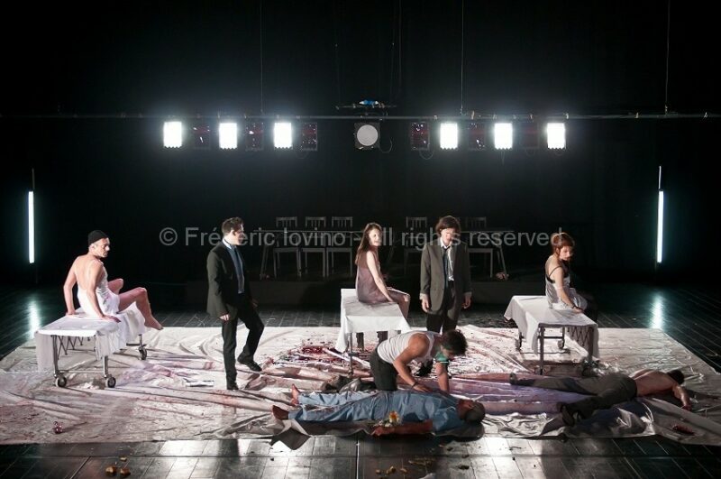 SI TU VEUX PLEURER, PRENDS MES YEUX (2015), Mise en scène : Antoine Lemaire / Cie THEC - Avec Murielle Colvez, Jonathan Devred,Kate France, Antoine Lemaire, Anne Lepla,Damien Olivier, Gilles Ostrowsky, Boris Prager, Charlotte Talpaert, Cyril Viallon, Guick Yansen - Vidéo Franck Renaud --- Photographie © Frédéric Iovino