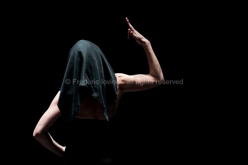 IN MEMORIAM (Maud Leroy, 2015)  - Création le 29 mars 2015 au Garage / Théâtre de l'Oiseau-Mouche à Roubaix, dans le cadre du festival Jouvence (Ballet du Nord) -  Chorégraphie et interprétation: Maud Leroy - Mise en scène : Charlotte Villermet - photographie © Frédéric Iovino