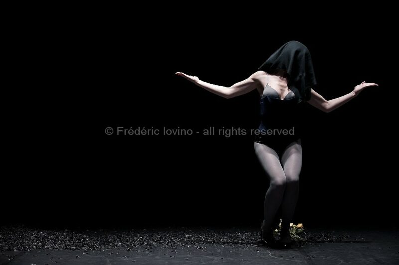 IN MEMORIAM (Maud Leroy, 2015)  - Création le 29 mars 2015 au Garage / Théâtre de l'Oiseau-Mouche à Roubaix, dans le cadre du festival Jouvence (Ballet du Nord) -  Chorégraphie et interprétation: Maud Leroy - Mise en scène : Charlotte Villermet - photographie © Frédéric Iovino