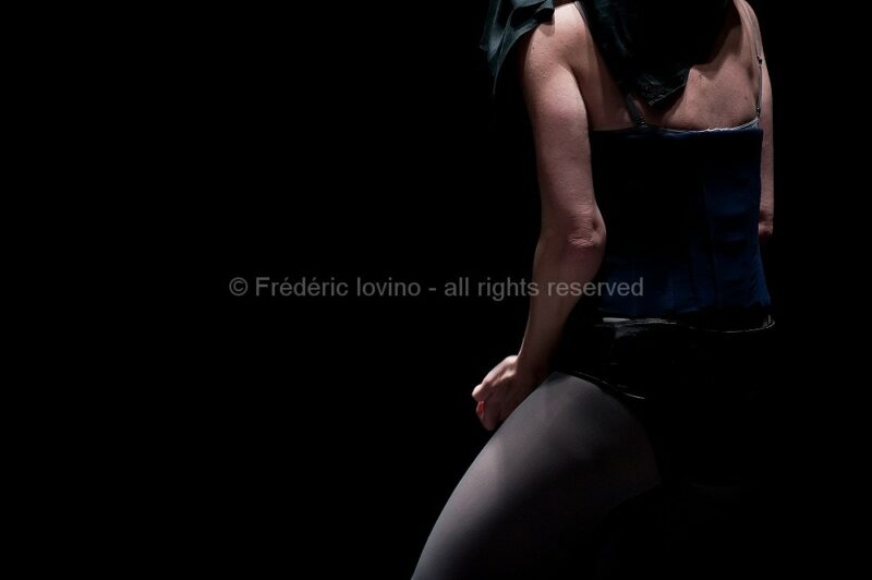 IN MEMORIAM (Maud Leroy, 2015)  - Création le 29 mars 2015 au Garage / Théâtre de l'Oiseau-Mouche à Roubaix, dans le cadre du festival Jouvence (Ballet du Nord) -  Chorégraphie et interprétation: Maud Leroy - Mise en scène : Charlotte Villermet - photographie © Frédéric Iovino