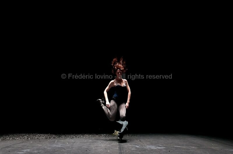 IN MEMORIAM (Maud Leroy, 2015)  - Création le 29 mars 2015 au Garage / Théâtre de l'Oiseau-Mouche à Roubaix, dans le cadre du festival Jouvence (Ballet du Nord) -  Chorégraphie et interprétation: Maud Leroy - Mise en scène : Charlotte Villermet - photographie © Frédéric Iovino