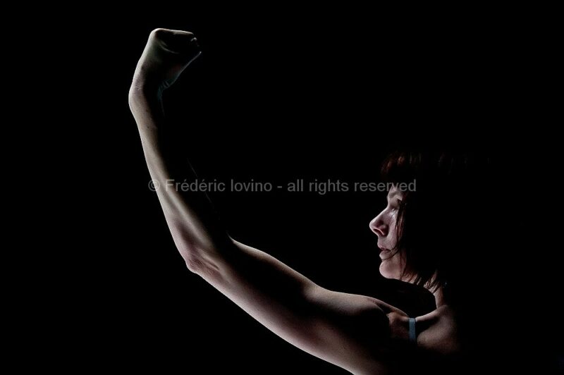 IN MEMORIAM (Maud Leroy, 2015)  - Création le 29 mars 2015 au Garage / Théâtre de l'Oiseau-Mouche à Roubaix, dans le cadre du festival Jouvence (Ballet du Nord) -  Chorégraphie et interprétation: Maud Leroy - Mise en scène : Charlotte Villermet - photographie © Frédéric Iovino