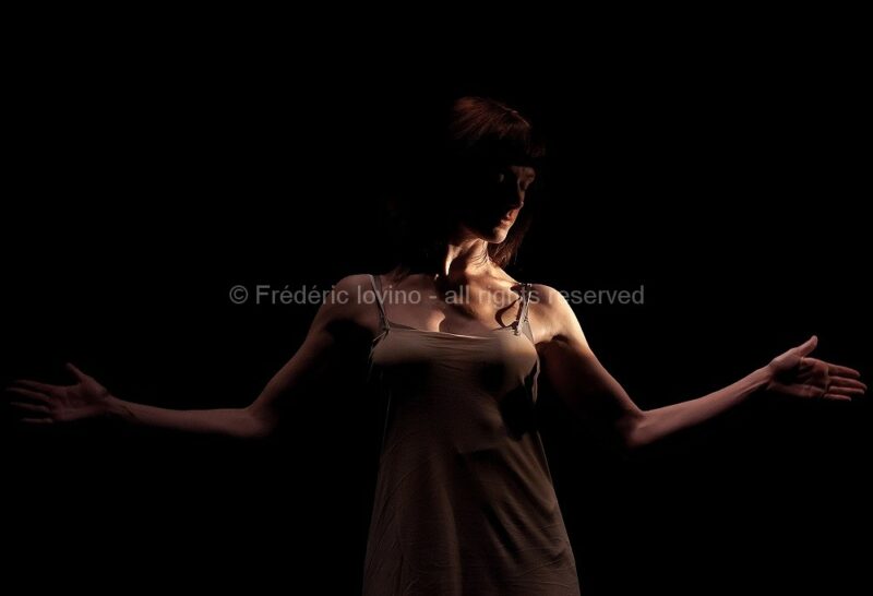 IN MEMORIAM (Maud Leroy, 2015)  - Création le 29 mars 2015 au Garage / Théâtre de l'Oiseau-Mouche à Roubaix, dans le cadre du festival Jouvence (Ballet du Nord) -  Chorégraphie et interprétation: Maud Leroy - Mise en scène : Charlotte Villermet - photographie © Frédéric Iovino