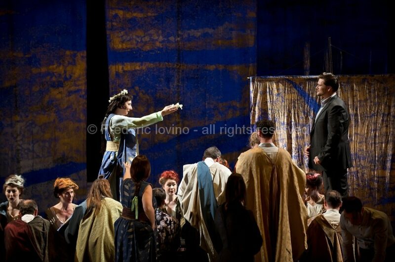 MADAMA BUTTERFLY (Jean-François Sivadier, 2015) - Du 18 mai 2015 au 04 juin 2015 à l'opéra de Lille - Mise en scène: Jean-François Sivadier, Direction musicale: Antonino Fogliani - AVEC : Serena Farnocchia , Merunas Vitulskis, Chœur de l'Opéra de Lille - Photographie © Frédéric Iovino