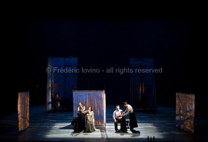 MADAMA BUTTERFLY (Jean-François Sivadier, 2015) - Du 18 mai 2015 au 04 juin 2015 à l'opéra de Lille - Mise en scène: Jean-François Sivadier, Direction musicale: Antonino Fogliani - AVEC : Serena Farnocchia , Victoria Yarovaya, Merunas Vitulskis - Photographie © Frédéric Iovino