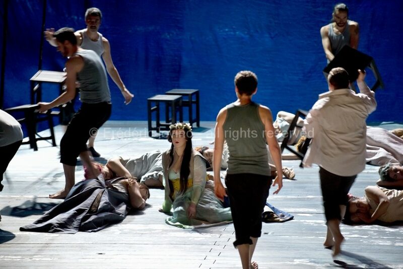 MADAMA BUTTERFLY (Jean-François Sivadier, 2015) - Du 18 mai 2015 au 04 juin 2015 à l'opéra de Lille - Mise en scène: Jean-François Sivadier, Direction musicale: Antonino Fogliani - AVEC : Serena Farnocchia , Victoria Yarovaya, Merunas Vitulskis, Armando Noguera, François Piolino, Choeur de l'opéra de Lille - Photographie © Frédéric Iovino