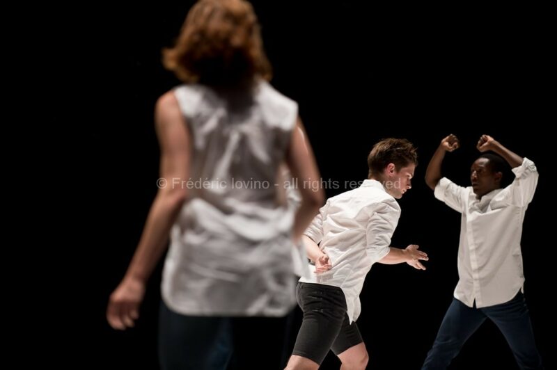 UN SACRE DU PRINTEMPS (Daniel Linehan 2015) Du 11 au 13 juin 2015 à l'opéra de Lille. Chorégraphie Daniel Linehan - Avec: Jean-Luc Plouvier (piano), Alain Franco (piano) - Danseurs: Balazs Busa, Jeanne Colin, Andras Déri, Alexandra Dolgova, Erik Eriksson, Taha Ghauri, James McGinn, Charles Ngombengombe, Krisjanis Sants, Christoffer Schieche, Hagar Tenenbaum, Roman Van Houtven, Thomas Vantuycom, Kathryn Vickers, Tiran Willemse --- Photographie © Frédéric Iovino