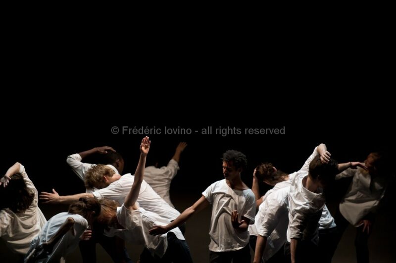 UN SACRE DU PRINTEMPS (Daniel Linehan 2015) Du 11 au 13 juin 2015 à l'opéra de Lille. Chorégraphie Daniel Linehan - Avec: Jean-Luc Plouvier (piano), Alain Franco (piano) - Danseurs: Balazs Busa, Jeanne Colin, Andras Déri, Alexandra Dolgova, Erik Eriksson, Taha Ghauri, James McGinn, Charles Ngombengombe, Krisjanis Sants, Christoffer Schieche, Hagar Tenenbaum, Roman Van Houtven, Thomas Vantuycom, Kathryn Vickers, Tiran Willemse --- Photographie © Frédéric Iovino